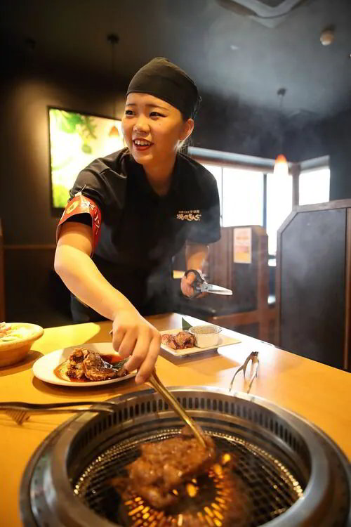 各店舗には焼き具合を監視する「焼肉ポリス」がいる（写真＝物語コーポレーション）