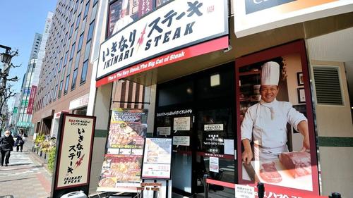 いきなり！ステーキの店内には創業者である一瀬邦夫氏のポスターが掲示されてきた（撮影：梅谷秀司）