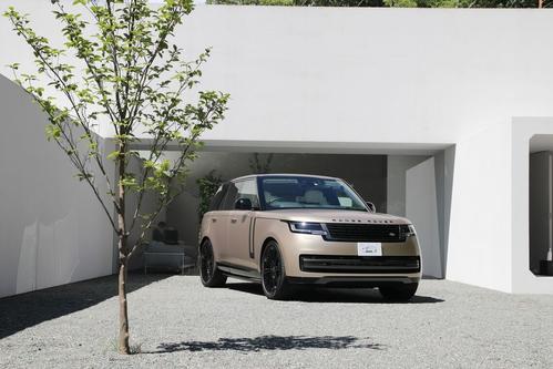 「土管のゲストハウス」に置かれたランドローバーは芸術品のようだった(筆者撮影)