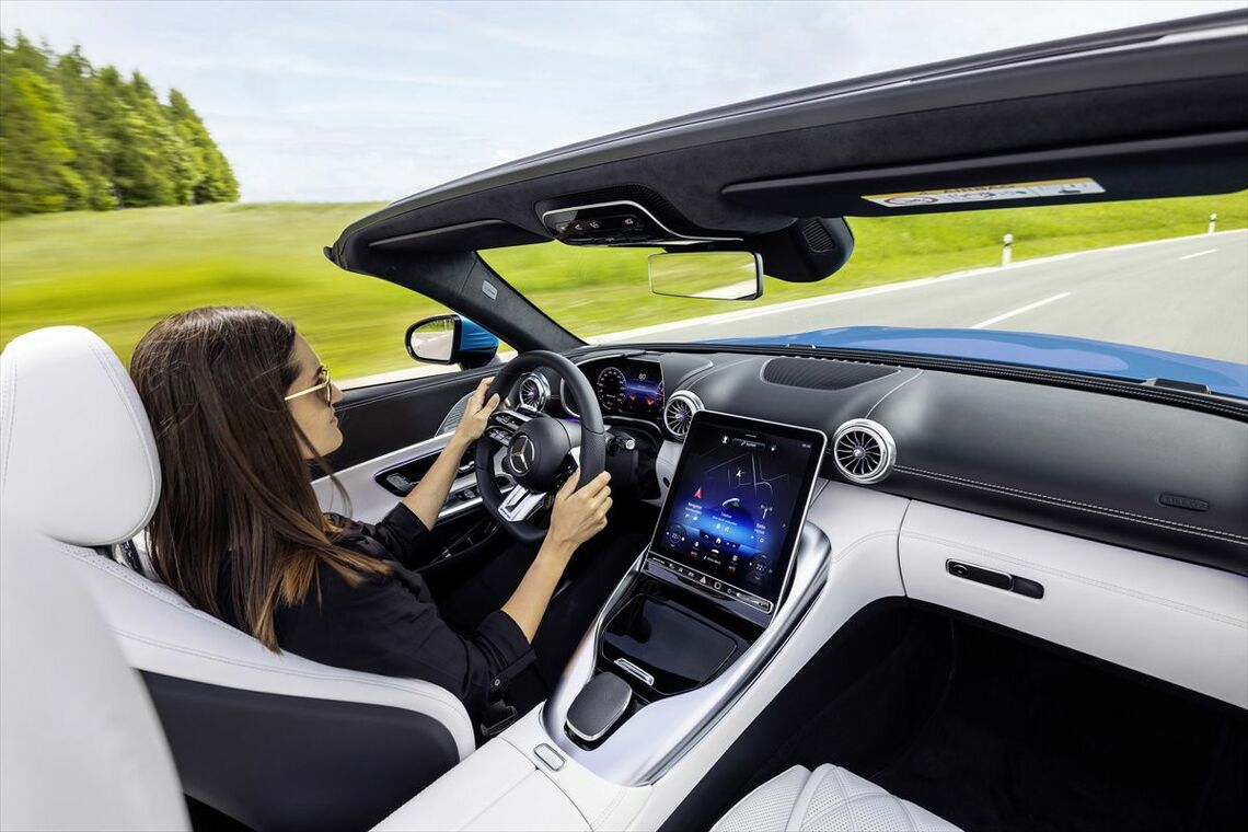 伝統を現代によみがえらせたというインテリア（写真：Mercedes-Benz）