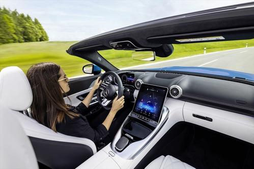 伝統を現代によみがえらせたというインテリア(写真:Mercedes-Benz)