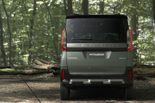 大きな「DELICA」ロゴが入るリアゲート(写真:三菱自動車)
