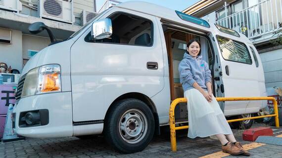 東京都世田谷区にある駐車スペースで生活しながら、大学に通う宮本芽依さんと愛車（東洋経済オンライン編集部撮影）