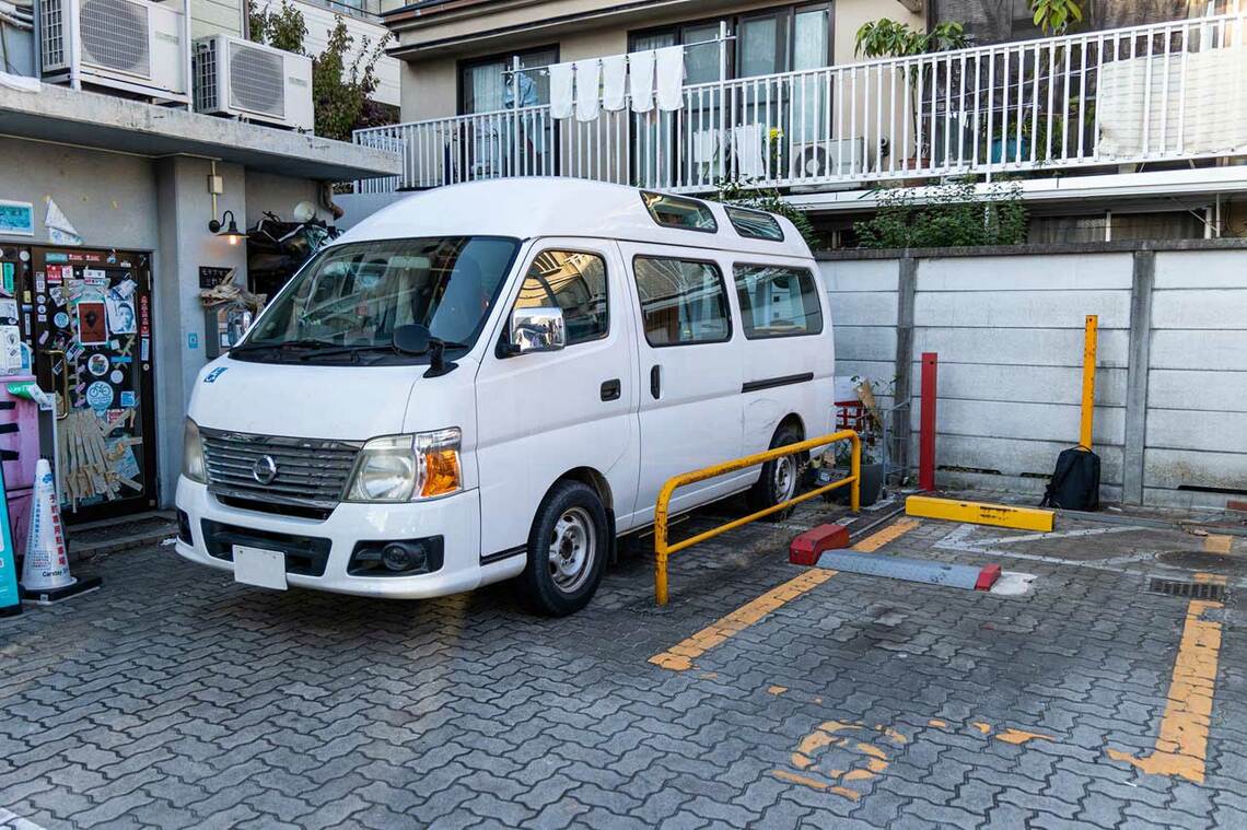 宮本さんがDIYで製作したキャンピングカーと、世田谷区にある車中泊専用のスペース（東洋経済オンライン編集部撮影）