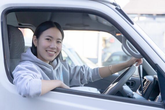 運転席に座る宮本さん（東洋経済オンライン編集部撮影）