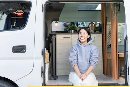 バンライフをはじめたきっかけを語る宮本さん（東洋経済オンライン編集部撮影）