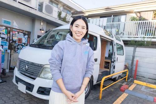 愛車の日産キャラバンと宮本さん（東洋経済オンライン編集部撮影）