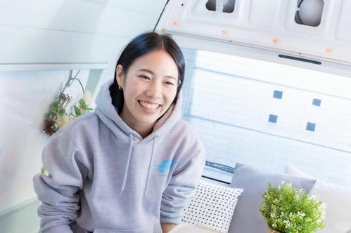 もっと多くの人にバンライフを知ってもらいたいと夢を語る宮本さん（東洋経済オンライン編集部撮影）
