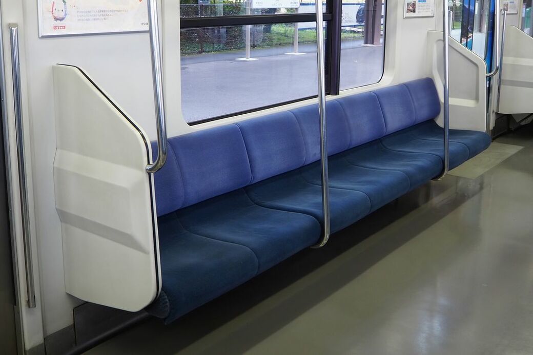 近年はシートにくぼみを付けて1人ずつの区分を明確にした通勤電車が多い（編集部撮影）