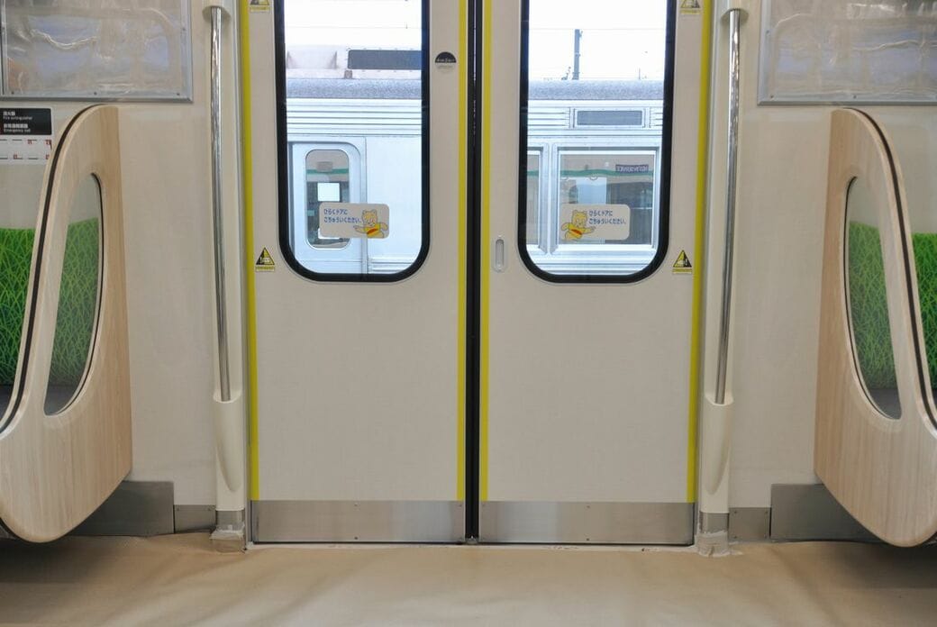 扉付近に立つ客の対策としてドア横のスペースを広げた電車も登場している（編集部撮影）