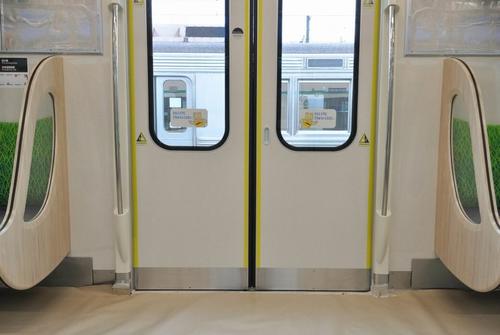 扉付近に立つ客の対策としてドア横のスペースを広げた電車も登場している（編集部撮影）