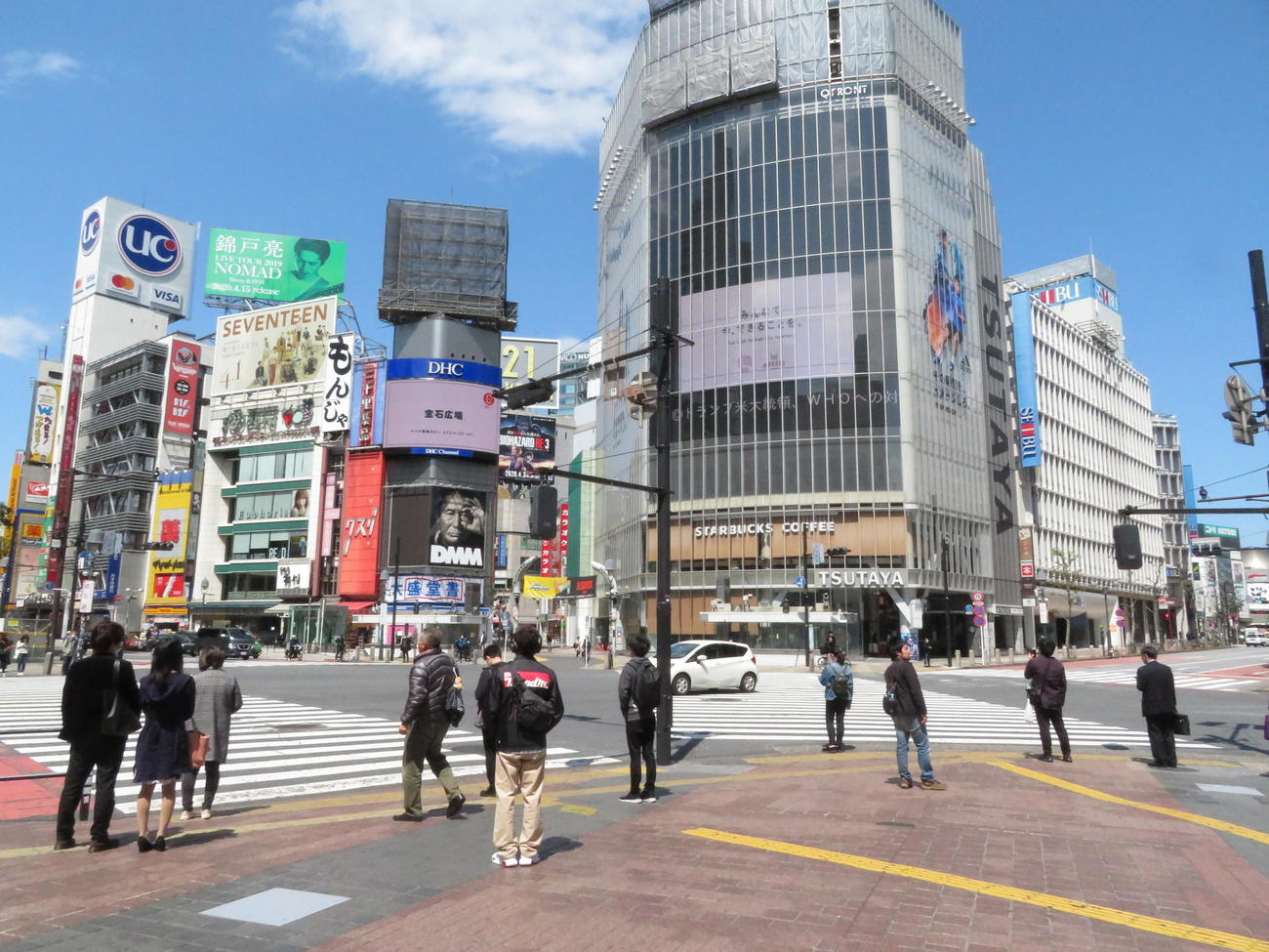通常よりも人が少ない東京・渋谷駅前のスクランブル交差点（撮影・近藤由美子）