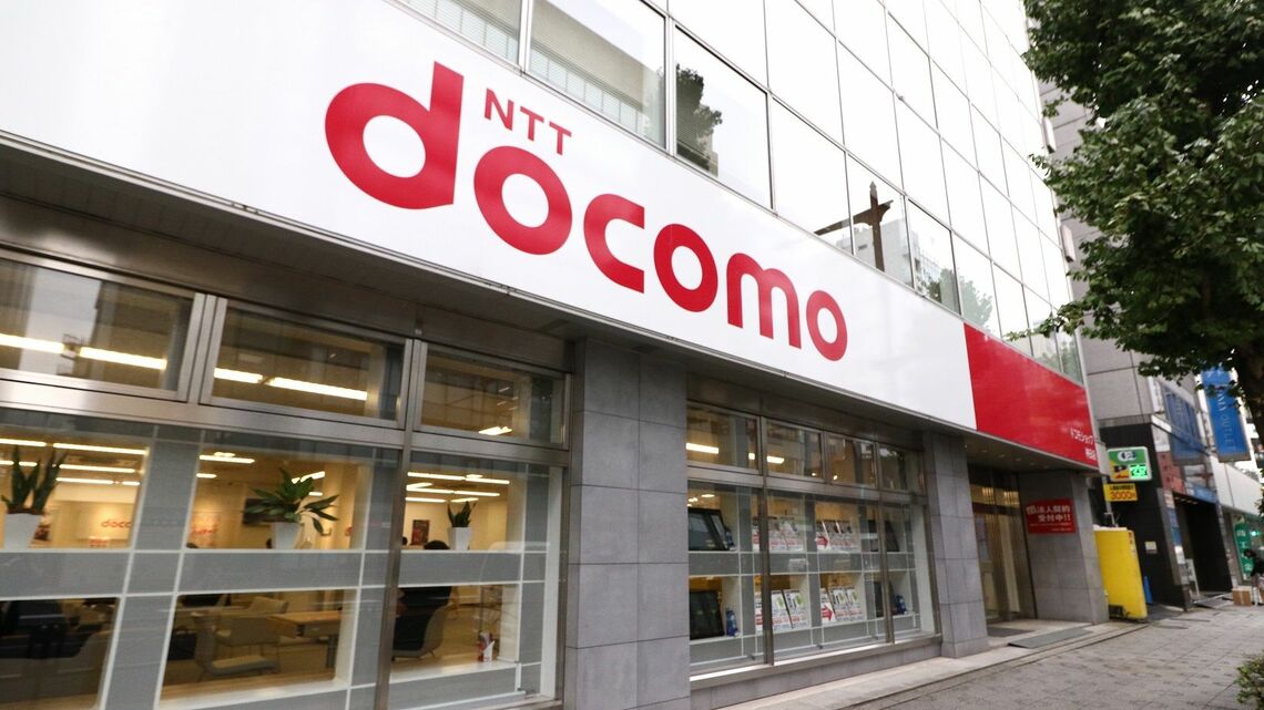 国内の携帯契約数で首位を誇るドコモだが、直近の契約純増数ではKDDIやソフトバンクに後れを取る（撮影：尾形文繁）