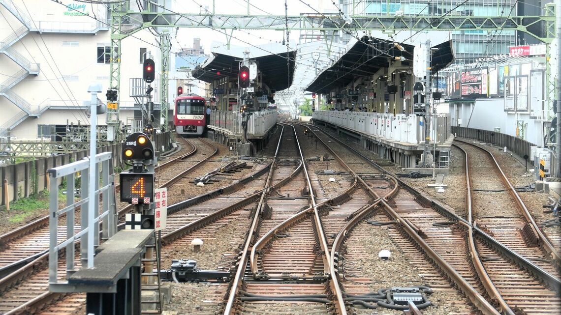 品川方にある引き上げ線から見た京急川崎駅。画面右端の一帯で再開発の計画がある（記者撮影）