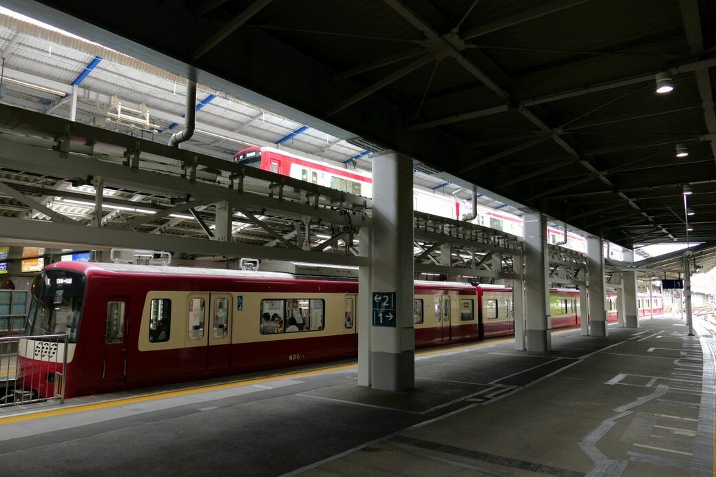 京急川崎駅は2階に本線、1階に大師線のホームがある（記者撮影）