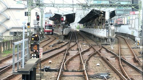 品川方にある引き上げ線から見た京急川崎駅。画面右端の一帯で再開発の計画がある（記者撮影）