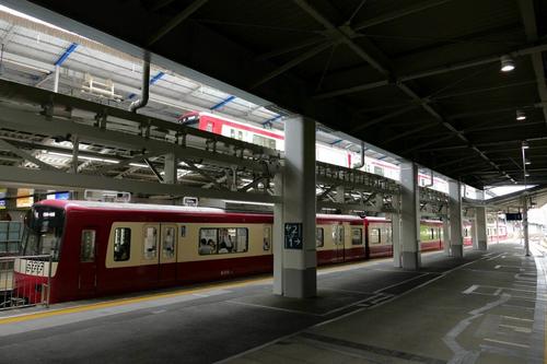 京急川崎駅は2階に本線、1階に大師線のホームがある（記者撮影）