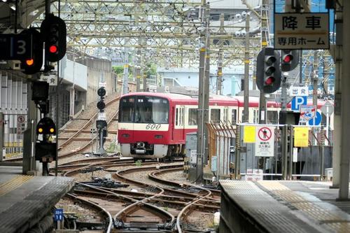 3番線から出発した大師線の電車。左奥に高架の本線に上がる連絡線が見える（記者撮影）
