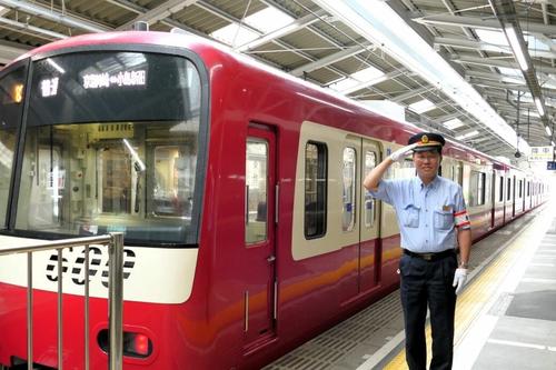 京急川崎駅の井上一駅長（記者撮影）