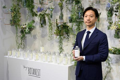 ヘアケア市場で台風の目となったのが2015年発売の「ボタニスト」。2019年発表会でのI-neの大西洋平社長（撮影：今祥雄）