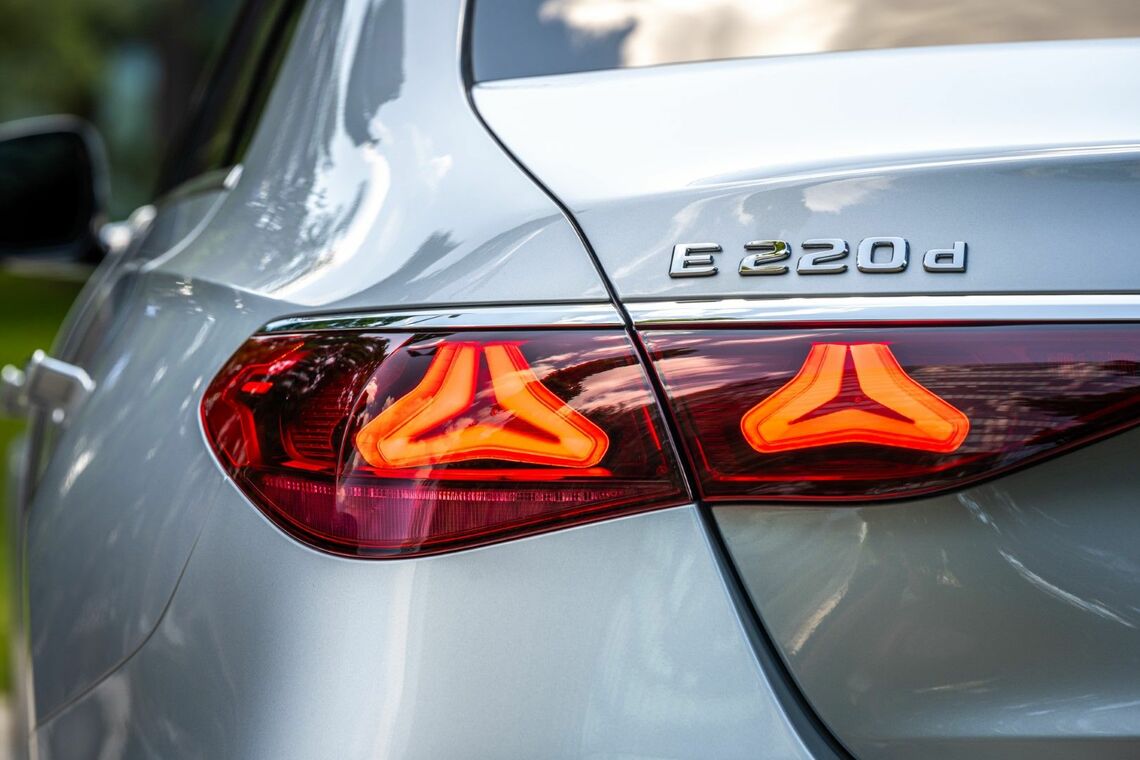 
テールランプユニット内のLEDライトはスリーポインテッドスターの形（写真：メルセデス・ベンツ）