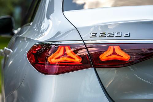 
テールランプユニット内のLEDライトはスリーポインテッドスターの形（写真：メルセデス・ベンツ）