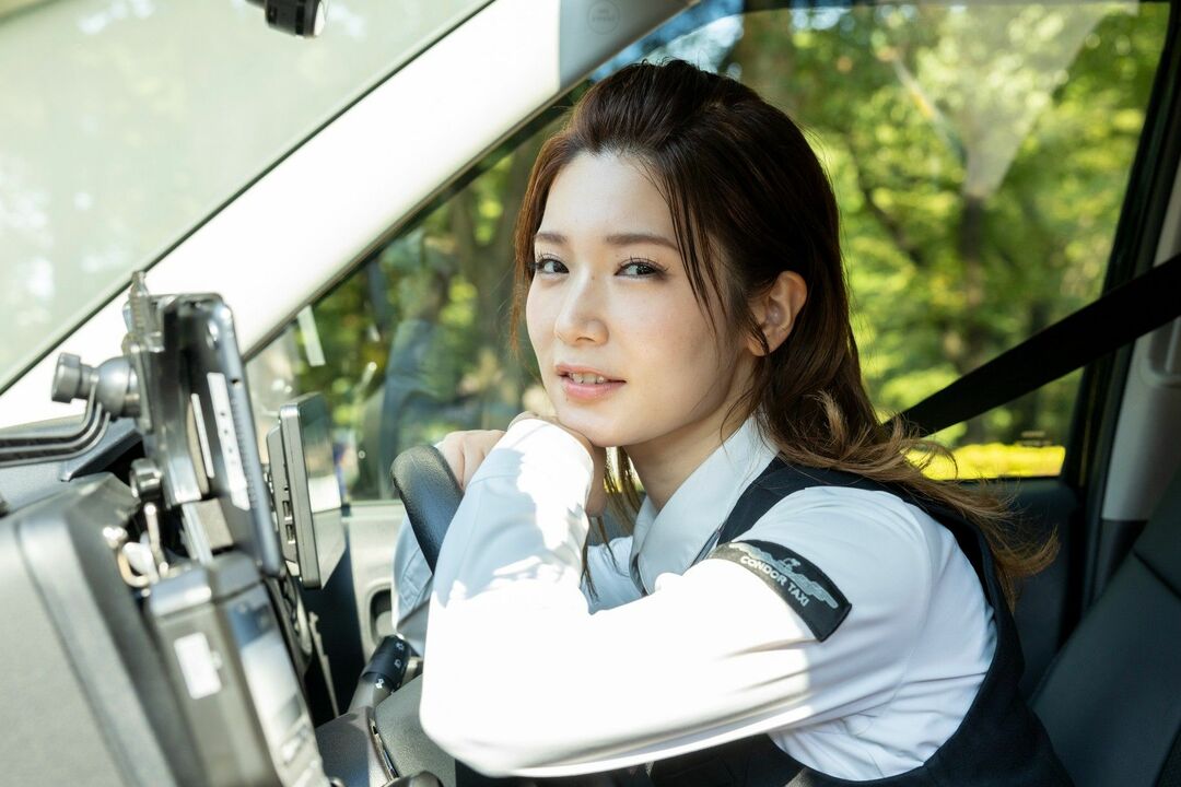 「車中から映る東京の街を見て日々感じることもある」と語る中島由依子さん（撮影：田端杏奈）