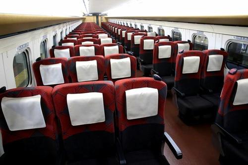 北陸新幹線E7系の普通車内(撮影:尾形文繁)