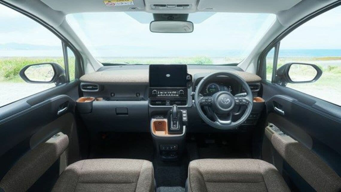 シエンタのインテリア。内装色はカーキ（写真：トヨタ自動車）