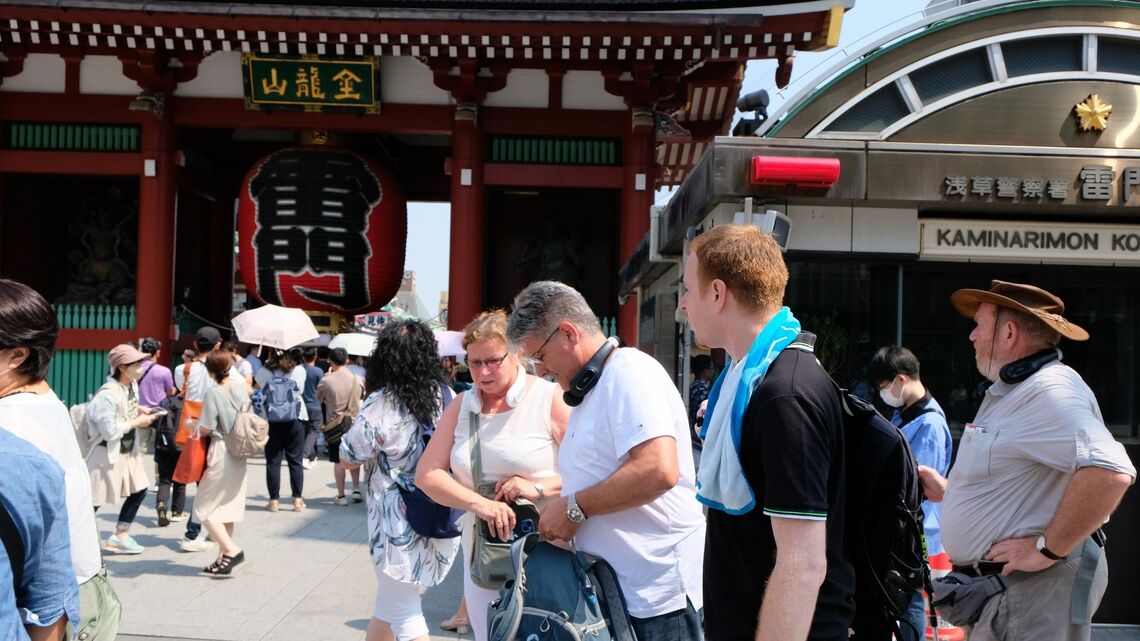 長かったコロナ禍のトンネルを抜けて訪日外国人数が急速に回復している。だが、中国人観光客の姿は明らかに少ない（記者撮影）
