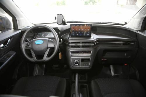 T-01の運転席(筆者撮影)