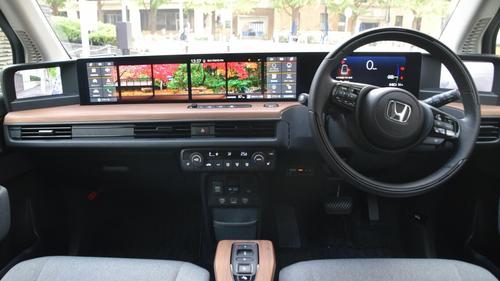 5つのディスプレーを並べたインターフェースや、サイドミラーをなくし車載カメラで外部の様子を確認できる「サイドカメラミラーシステム」を搭載するなど先進技術を多く盛り込んだ(記者撮影)