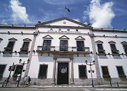 1784年に建てられた民政総署」