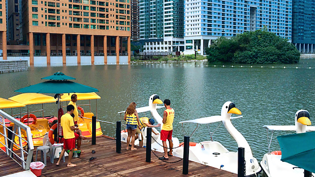 レンタルボートは２人乗りのスワンボートと４人乗りの黄色いボートの２種類