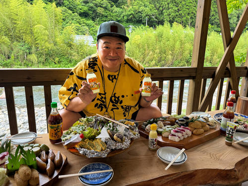 昼食会で「ごっくん馬路村」を手に笑顔の豊ノ島氏