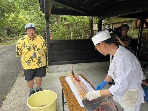 馬路村の板前さんが目の前で特大の天然ウナギをさばく