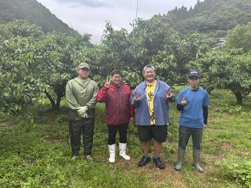 ゆず畑を管理する皆さんと記念撮影