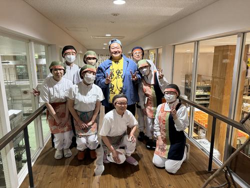 ごっくん馬路村の荷造り場で働く皆さんと記念写真