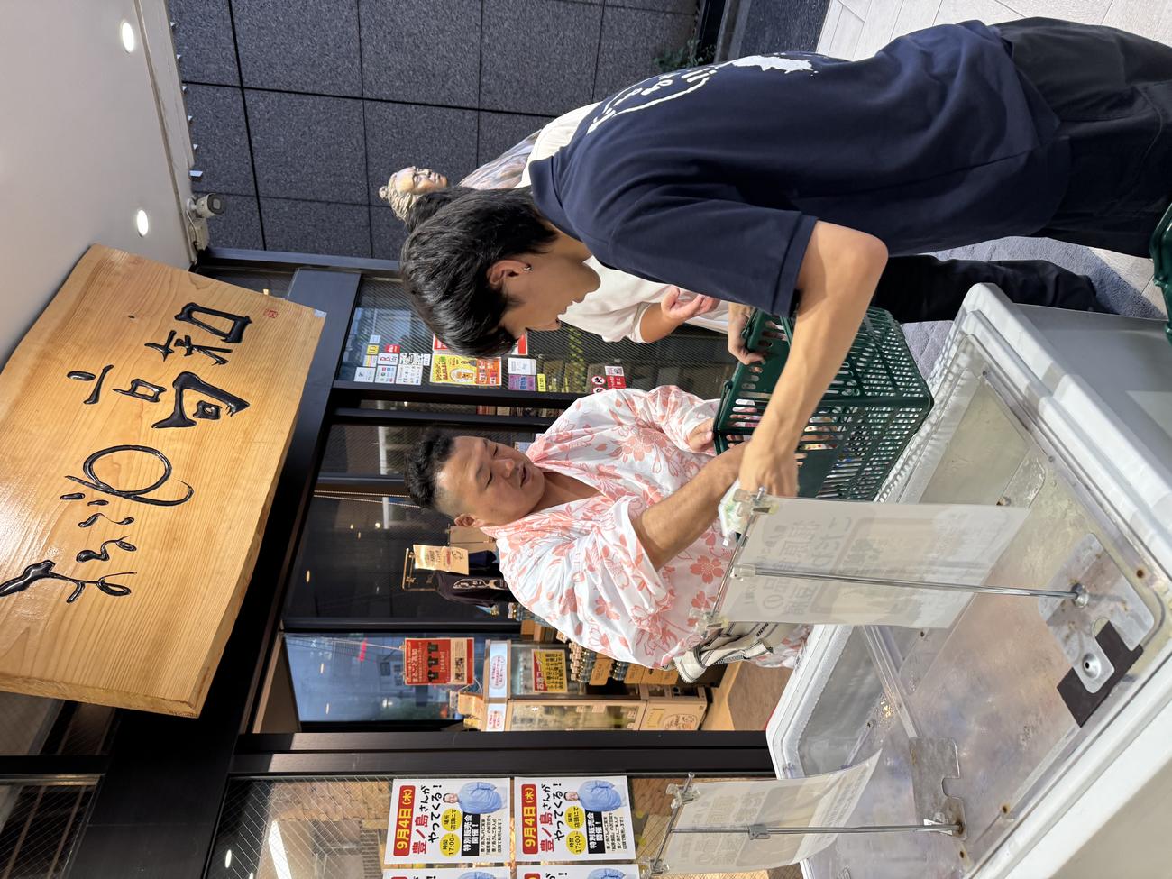 「まるごと高知」の特別販売会で梶原食品の豆腐を売る豊ノ島