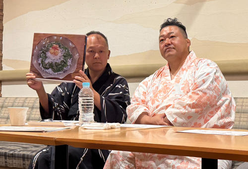 しらすツアーを紹介する佐々木一郎（左）、豊ノ島
