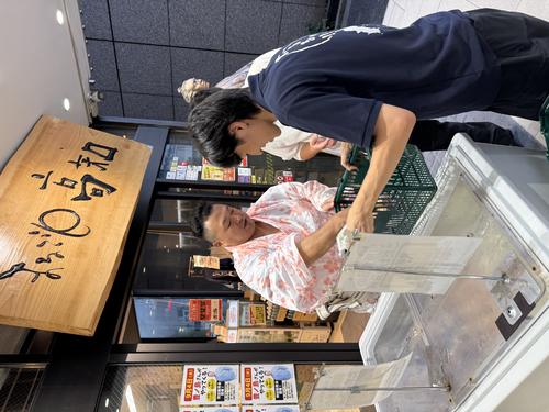 「まるごと高知」の特別販売会で梶原食品の豆腐を売る豊ノ島