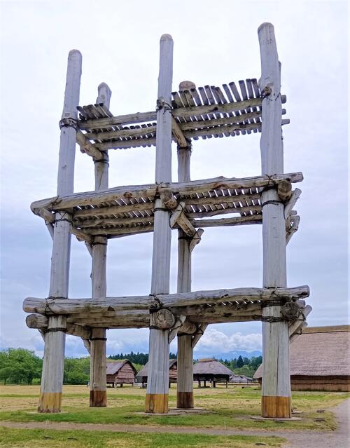 三内丸山遺跡の「大型掘立柱建物」
