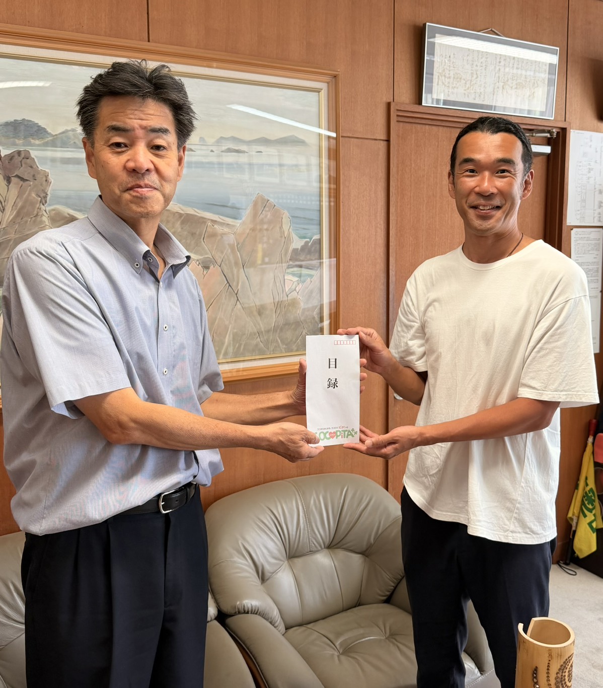 久保善信校長（左＝徳島・牟岐町立牟岐中学校）へCOCOPｉTAの取組を支援する一般社団法人次世代教育支援機構の今井洋介代表理事から目録が渡される