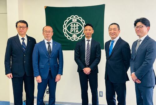 ワンリーリステッド橋本社長（中央）。左から地域創生応援団尾上理事長、日本ＰＴＡ全国協議会太田会長、１人おいて、ＭＲＴ富田会長、リロクラブ徳丸部長