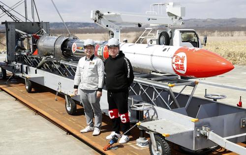 公開された小型ロケットMOMO3号機の前に立つ「インターステラテクノロジズ」の稲川貴大社長（左）と堀江貴文氏（共同）