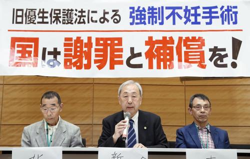 強制不妊救済法の成立を受け、被害者と共に記者会見する全国被害弁護団の新里宏二共同代表（中央）（共同）