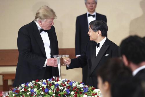 宮中晩さん会でトランプ米大統領と乾杯される天皇陛下（代表撮影・共同）
