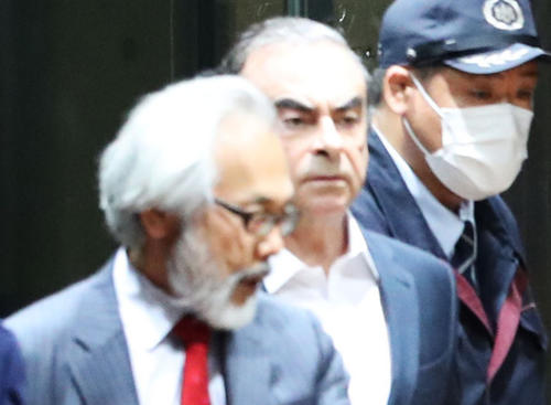 東京拘置所前から保釈されたカルロス・ゴーン被告（右から2人目）（2019年4月25日撮影）