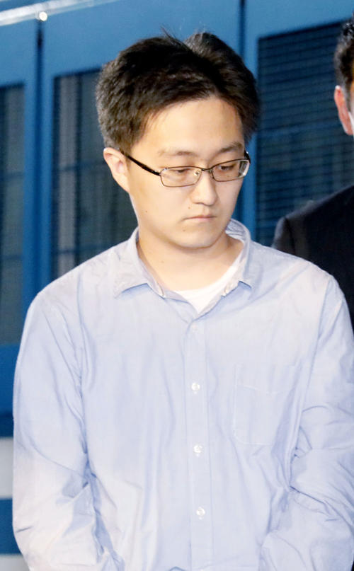 殺人容疑で逮捕され、警視庁池袋署に入る北島瑞樹容疑者（共同）