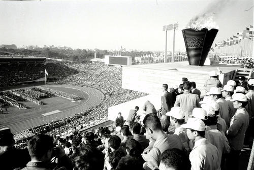 64年10月10日、東京五輪開会式で聖火がともされた国立競技場